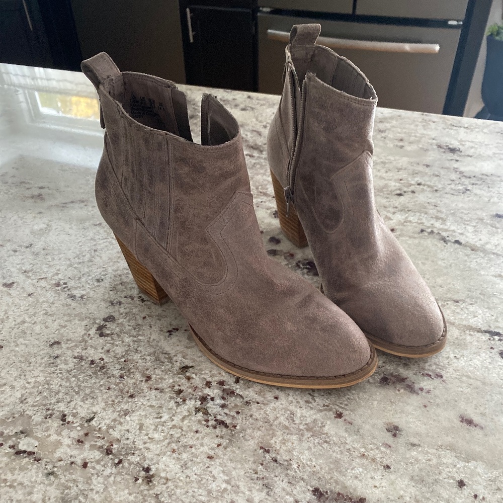 Carlos by Carlos Santana Block Heel Ankle Boot size 7.5